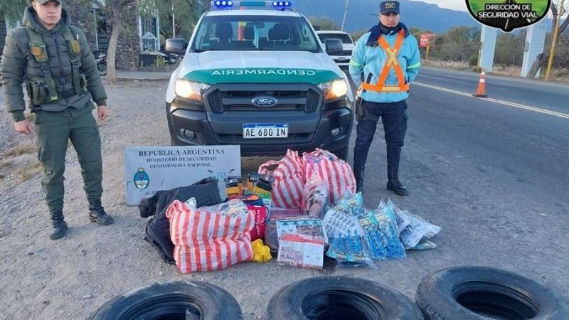 Secuestraron cubiertas, hojas de coca y prendas de vestir