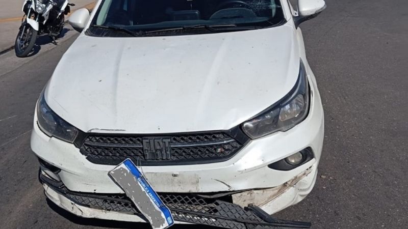 Iba con dos nenes en la moto y chocó