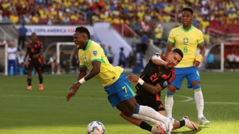 Critican a Vini por perderse el partido con Uruguay