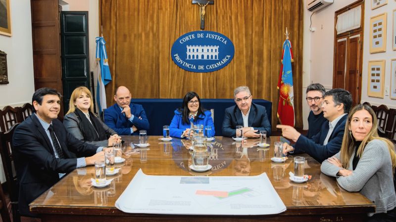 Raúl y la Corte de Justicia evaluaron el anteproyecto de la nueva sede judicial