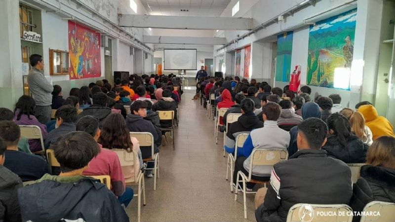 Charla de concientización y prevención sobre peligros en la red
