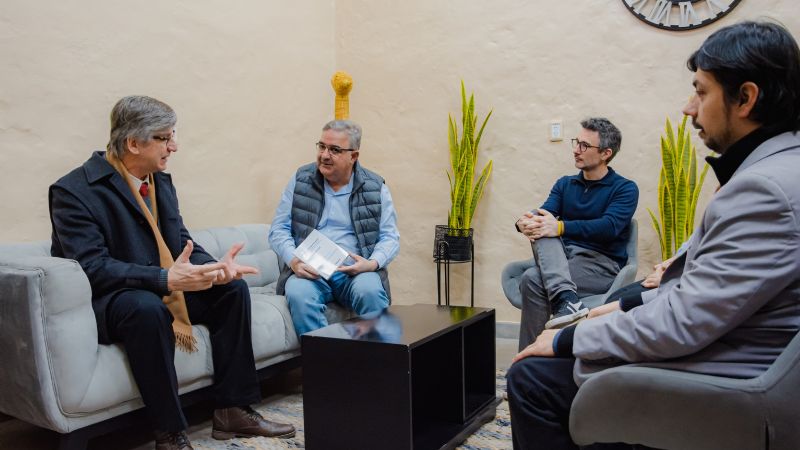 El Gobernador recibió al escritor Pablo Vassel