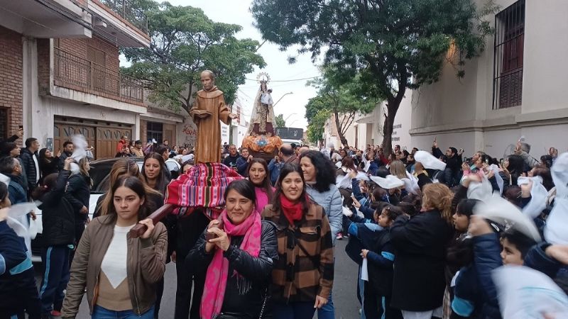 Alumnos del Colegio del Carmen honraron a su Santa Patrona