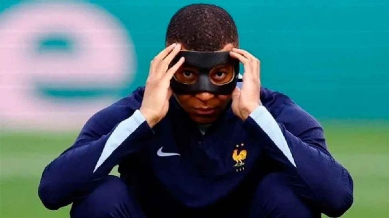 Mbappé con nueva máscara ante España