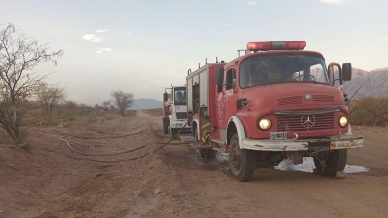Incendio en campo privado afecta línea eléctrica en Tinogasta