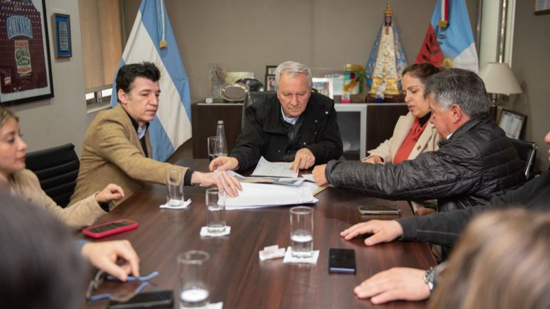 Firman convenio para la adquisición de lotes del plan de viviendas para empleados legislativos