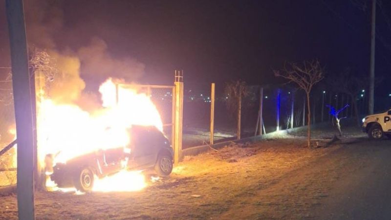 Se salvó por segundos al incendiarse su auto