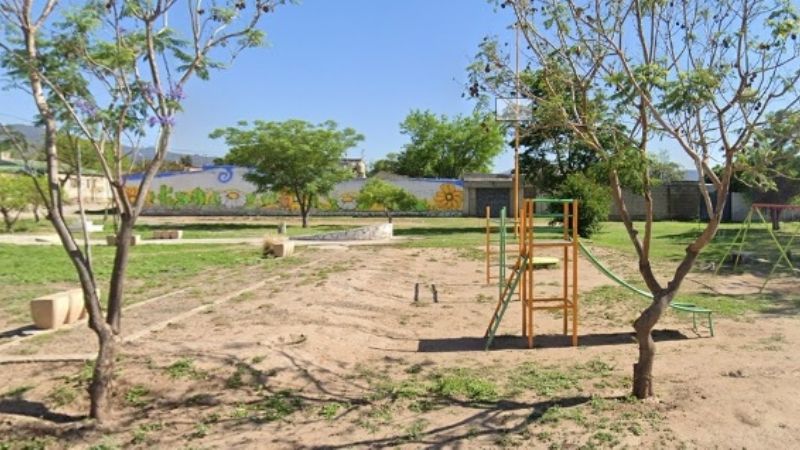 Mamá con sus dos hijos vivían en una plaza