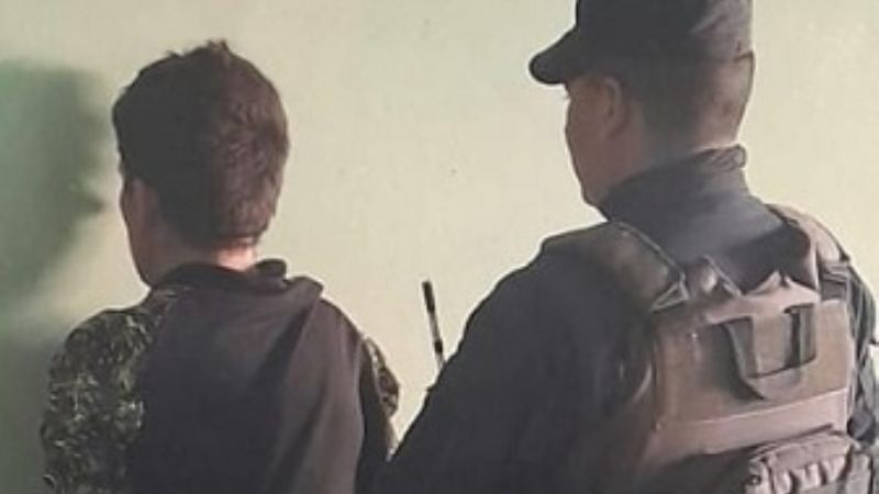 Le quiso arrebatar el celular a una adolescente