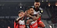 PAULO DÍAZ recibe el abrazo de Lanzzini y Ruberto tras meter el cabezazo, que le dio la victoria a River.