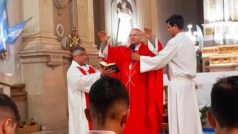 Más de 160 adolescentes y adultos recibieron la Confirmación a los pies de la Virgen del Valle