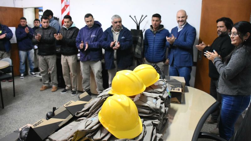 Entrega de indumentaria a la Brigada de Dengue