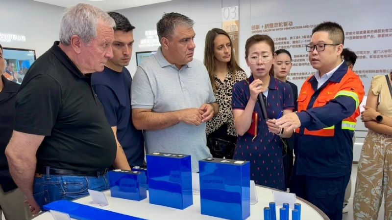 El vicegobernador Dusso recorrió una planta de litio y visitó un colegio de la industria inteligente