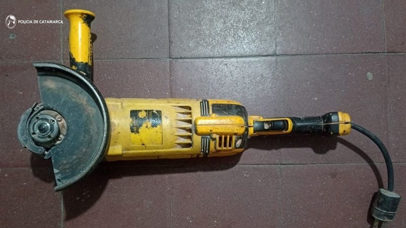 Policías secuestran una amoladora abandonada