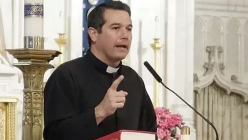 Expulsaron al sacerdote que organizó la visita a represores