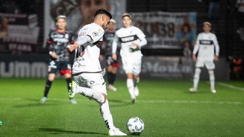 Platense y Barracas, 0 a 0 por “la mano” de Zunino