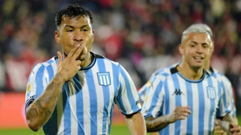 Racing alcanzó la cima y “Ñuls” quedó en llamas