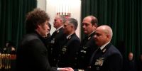 El Poder Ejecutivo entrega todos los años sables y despachos a las nuevas autoridades de las Fuerzas Armadas. El aumento de sueldo, Milei se lo anuncio para el segundo semestre.