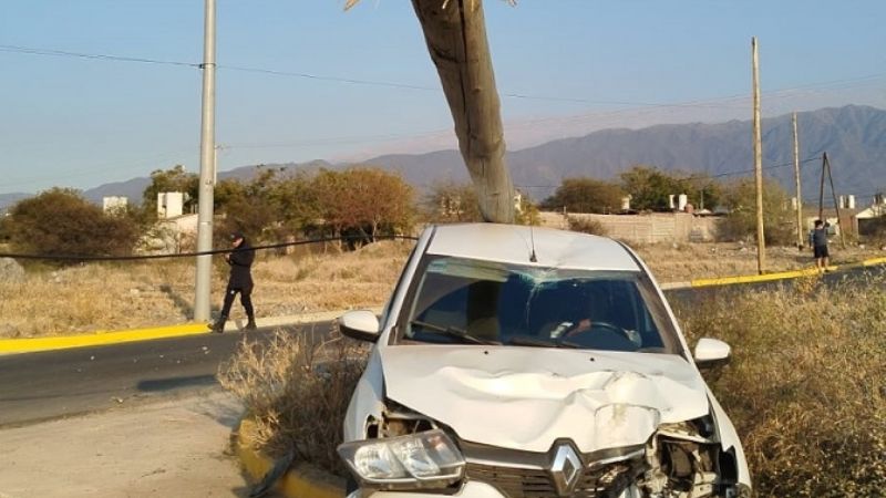 Automovilista chocó contra un poste de luz en el Sur