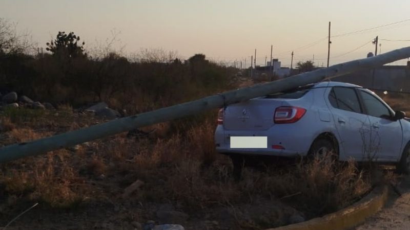 Automovilista chocó contra un poste de luz en el Sur