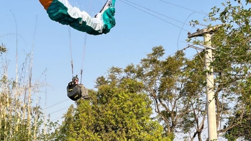 Tucumán: un parapentista quedó atascado entre cables de alta tensión