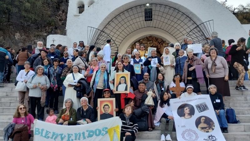Religiosos del NOA peregrinaron el Santuario de la Gruta