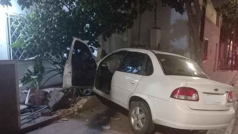 Se estrelló contra la reja de una casa