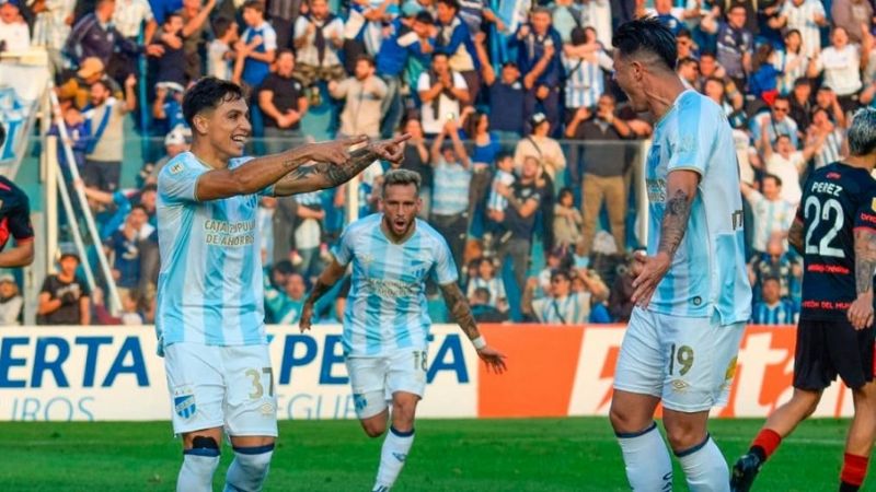 Atlético Tucumán “saboreó” la punta en soledad