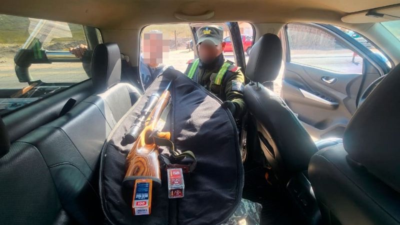 Detuvieron a un hombre con un arsenal de armas y municiones