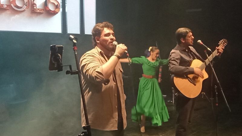 Cololo Macedo desplegó un magistral show mostrando su esencia artística y su devoción por su tierra natal