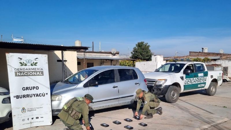 Una mujer llevaba casi nueve kilos de cocaína ocultos en su auto