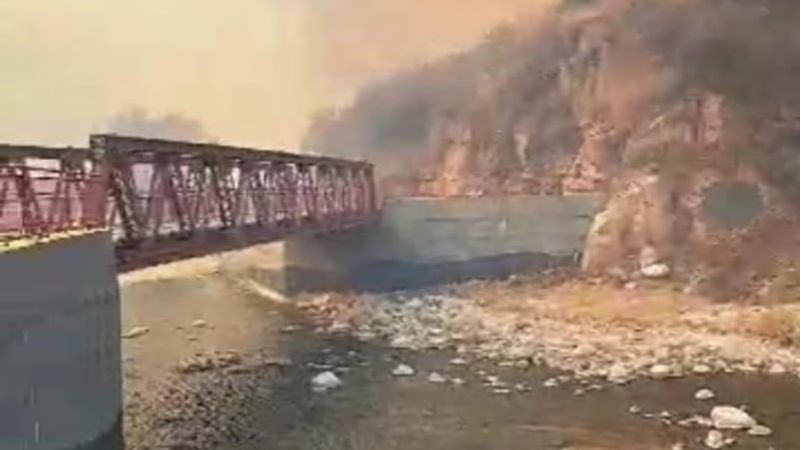 Importante incendio en Ambato amenaza el sistema eléctrico