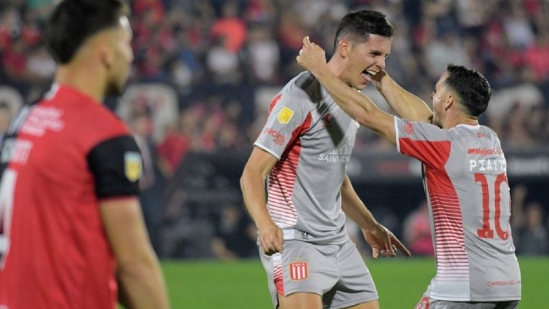 Con Carrillo y Piatti, Estudiantes aplastó a Newell's