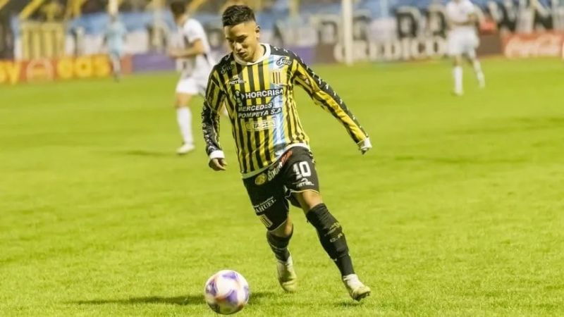 Perdió el clásico y a un jugador le incendiaron el auto