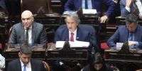 DERROTADOS. El diputado Nicolás Mayoraz durante la sesión del miércoles. A su izquierda, Gabriel Bornoroni, y a la izquierda José Luis Espert..

