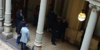 TENSIÓN, FORCEJEOS Y GRITOS en el Bloque de La Libertad Avanza (LLA) en la Cámara de Diputados de la Nación.