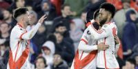 EL COLOMBIANO Miguel Borja se abraza con Aliendro y busca el saludo de Simón, que lo asistieron en el primer gol de River.