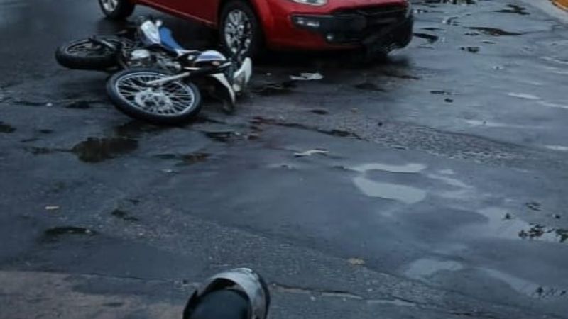 Una moto chocó contra un auto