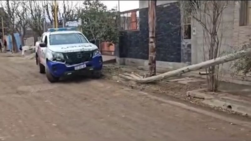 Patrullero impactó contra un poste de luz