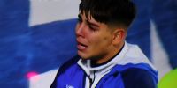 BENJAMÍN DOMÍNGUEZ llorando ante el público de Gimnasia, al despedirse por su pase al Bologna.