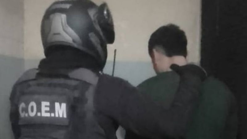 Portando un arma de fuego amenazaron a un grupo de personas