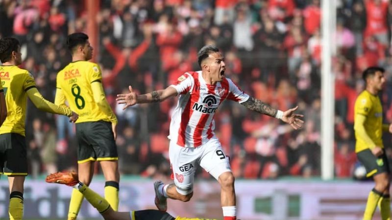 Instituto goleó a Defensa y se prende arriba