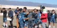LOS JUGADORES de Juventud Unida se abrazan a la ilusión del ascenso, después de vencer al Social San Antonio, quedando como escoltas del ya campeón y ascendido, Deportivo Sumalao.
