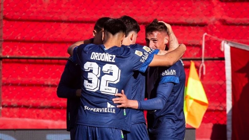 Vélez goleó a Barracas y es líder de la Liga