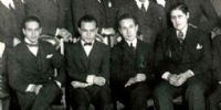 PIONEROS. Enrique Susini, César Guerrico, Luis Romero Carranza y Miguel Mujica, trepados al techo del Teatro Coliseo de Buenos Aires, hace 104 años, hicieron la primera transmisión radial, en todo el mundo.