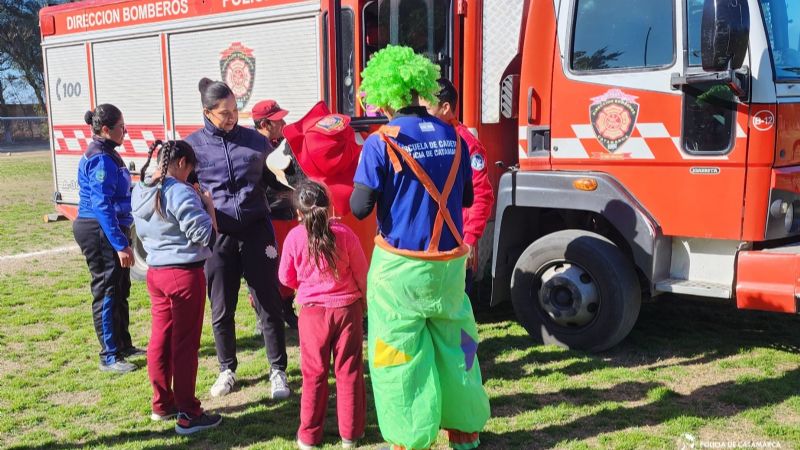 Alumnos de los institutos de formación policial ayudaron en los festejos del día del niño
