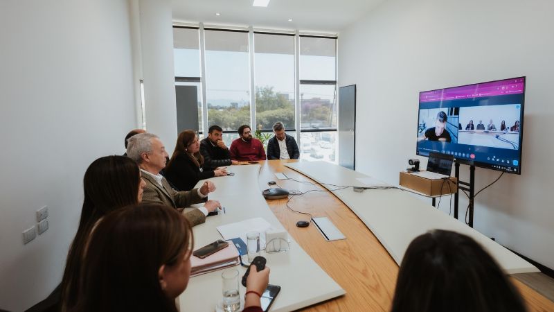 Saadi firmó un convenio para impulsar la educación digital en la Capital 