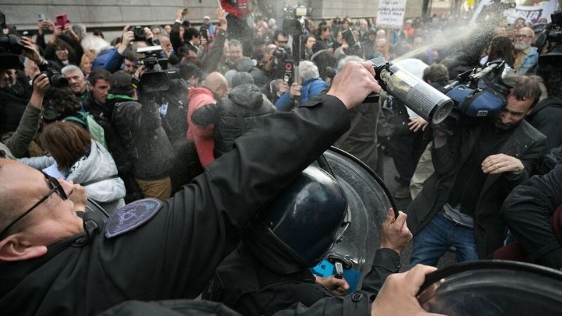 Represión a jubilados que protestaban contra el veto