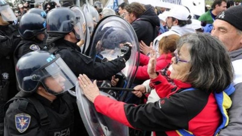 Represión a jubilados que protestaban contra el veto