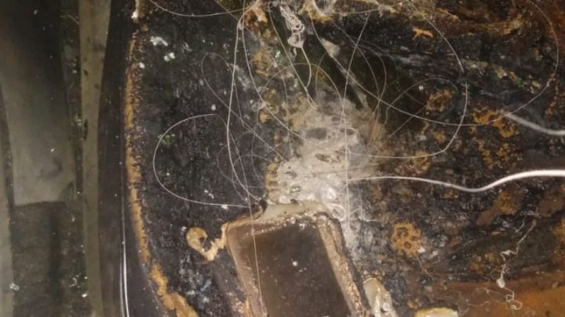 Dejó el celular en el auto, explotó la batería y se incendió el rodado